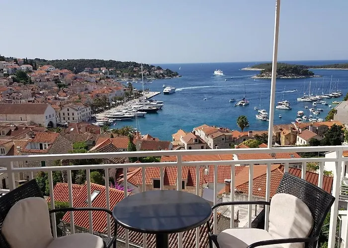 Bocin Rosso Hvar Town